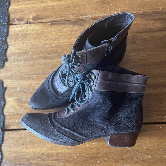 Very Volatile Leather Suede Lace Up Heeled Boots Sz 8.5 Brown Pointed Toe - Picture 1 of 10
